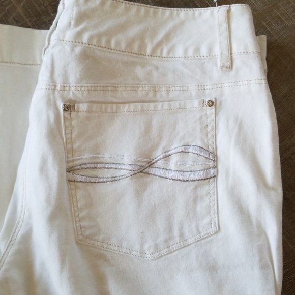 White House Black Market Denim - WHBM white jeans, embroidered pockets